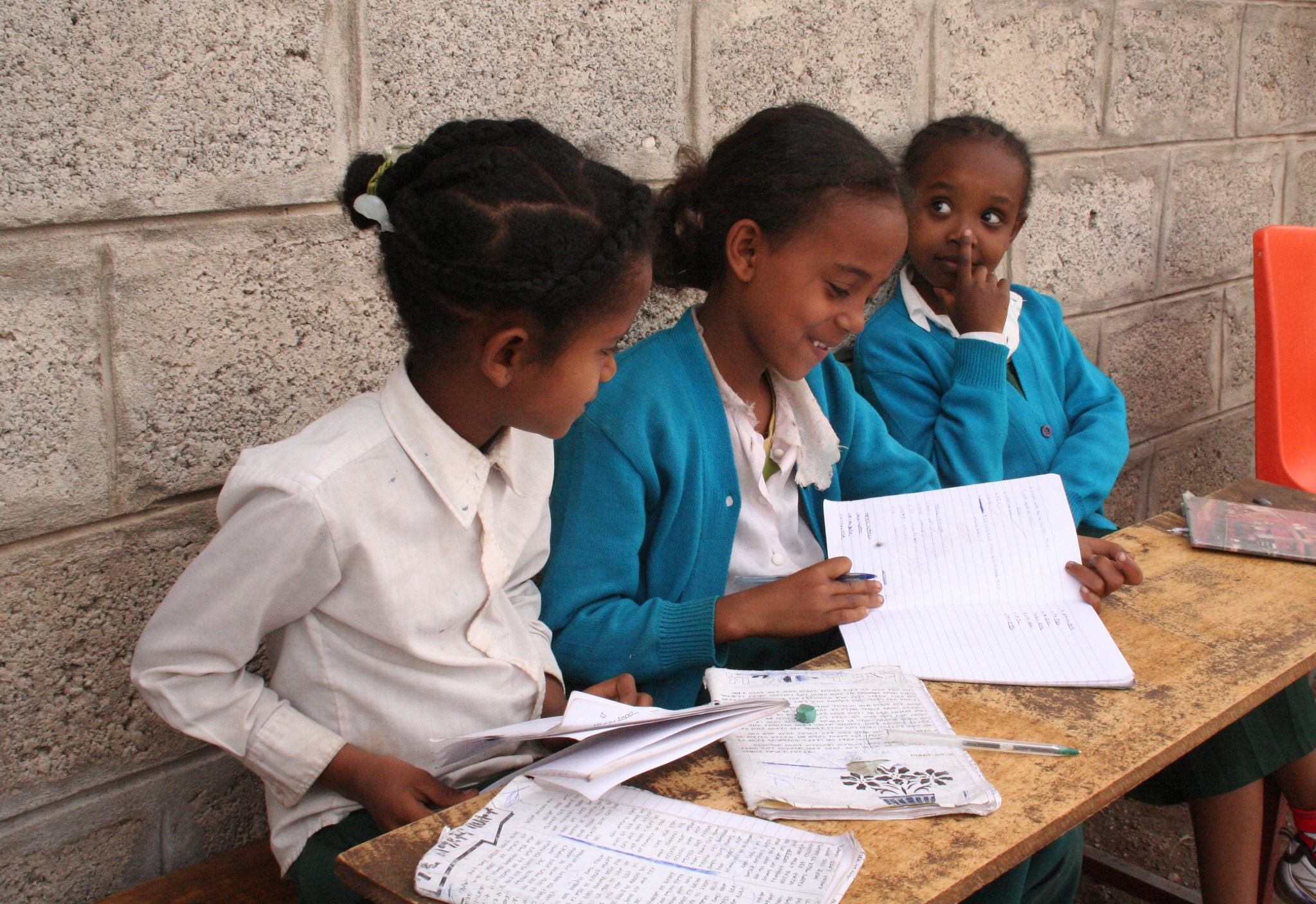 Etiopialaisia lapsia koulussa.