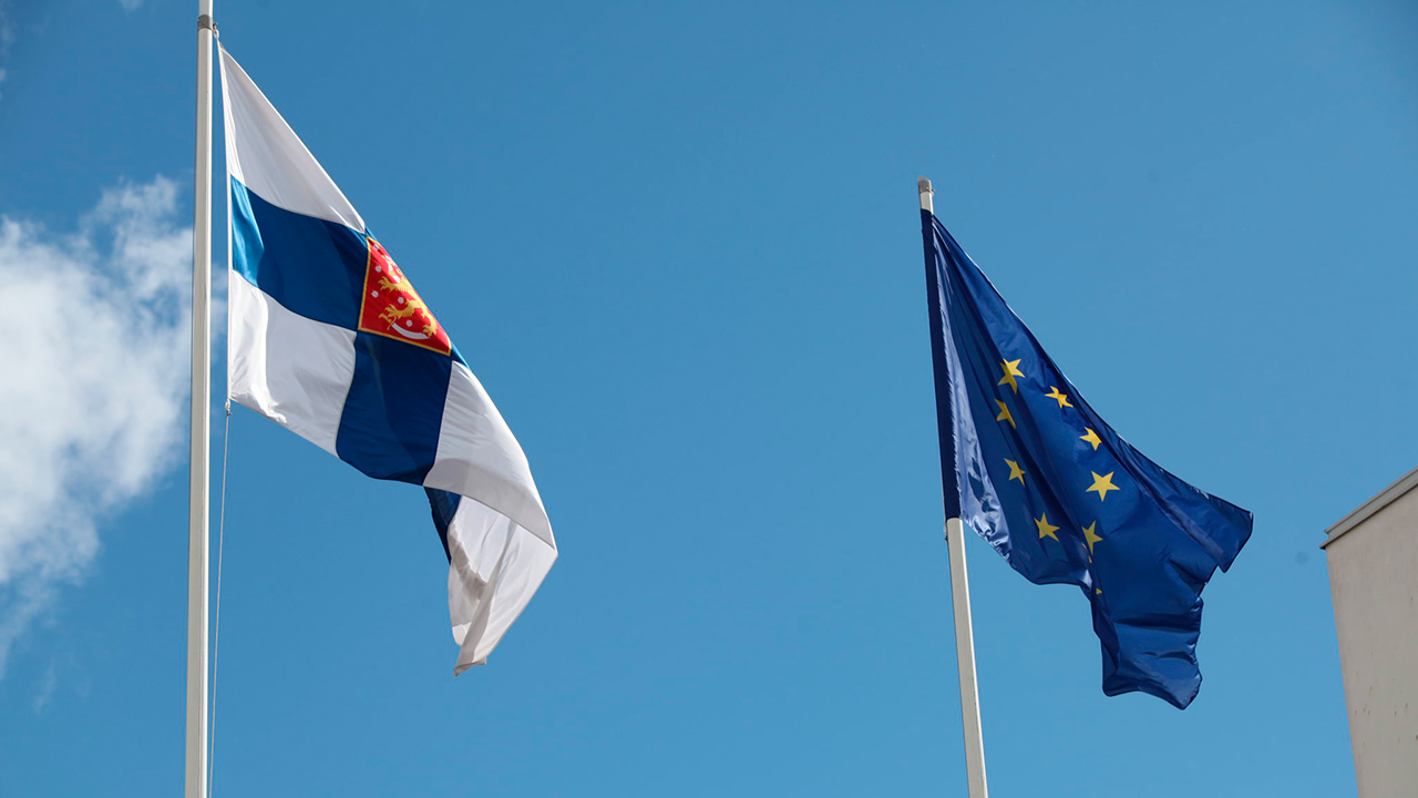 Finland flagga och EU-flaggan