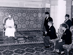 Finlands representationsnät utvidgades betydligt under efterkrigstiden. Detta gällde framför allt för Asien och Afrika, där representationsnätet tidigare hade varit obefintligt. På bilden överlämnar Asko Ivalo sitt ackrediteringsbrev till kungen av Marocko i november 1959.