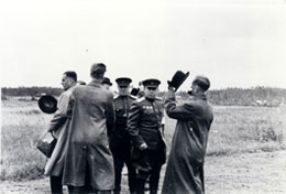 På bilden går sakkunniga vid Finlands fredsdelegation den 8 september 1944 över ingenmansland till sovjetockuperat område, där de mottas av sovjetiska sambandsofficerer med vita armbindlar. Vapenstilleståndsavtalet undertecknades den 19 september 1944.